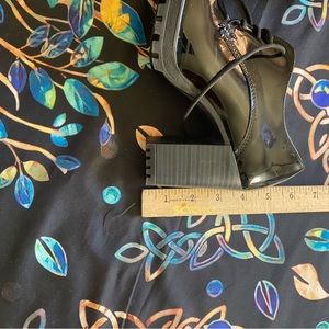 Greenlove ladies black patent leather heels US 6